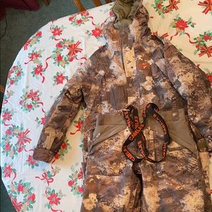 Cabela’s camo coat and bibs.Like new! Youth Medium